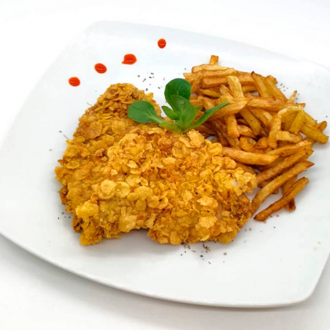  SNITEL DE PORC IN FULGI DE PORUMB CU CARTOFI PRAJITI (350g)